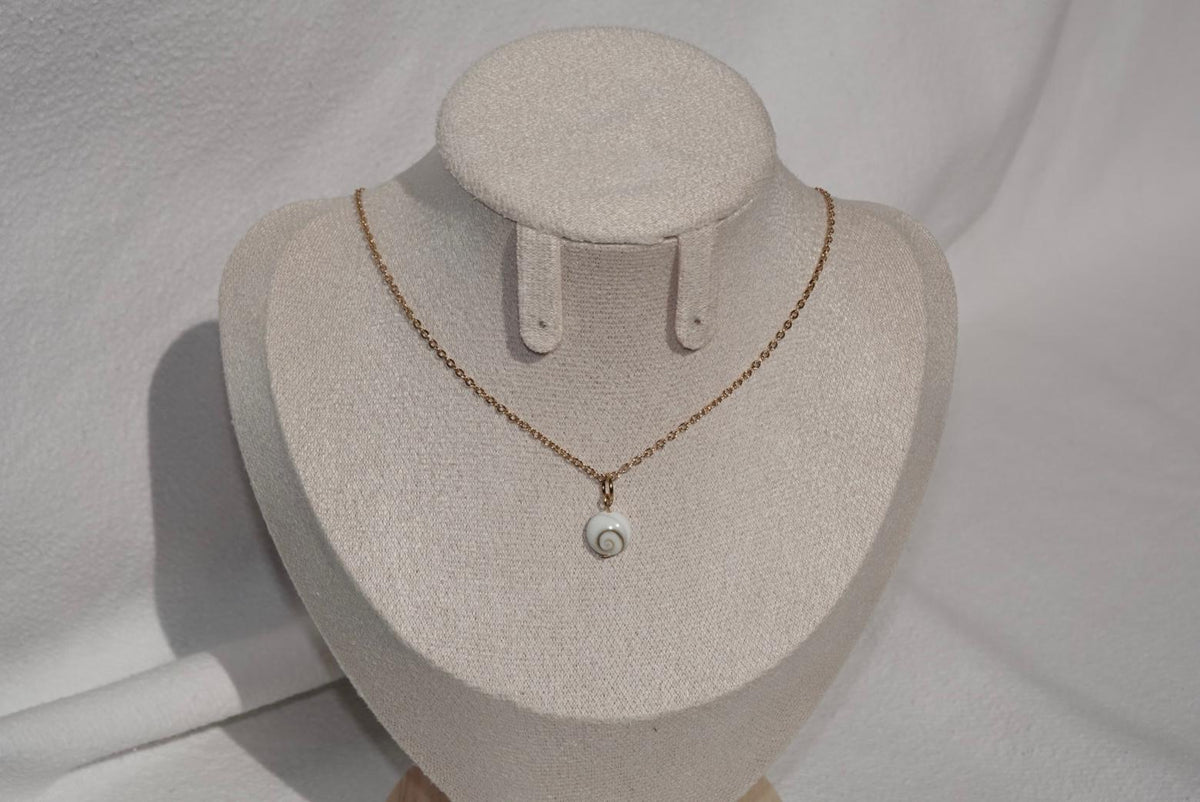 Calypso Shiva Shell Necklace - medium - gold
