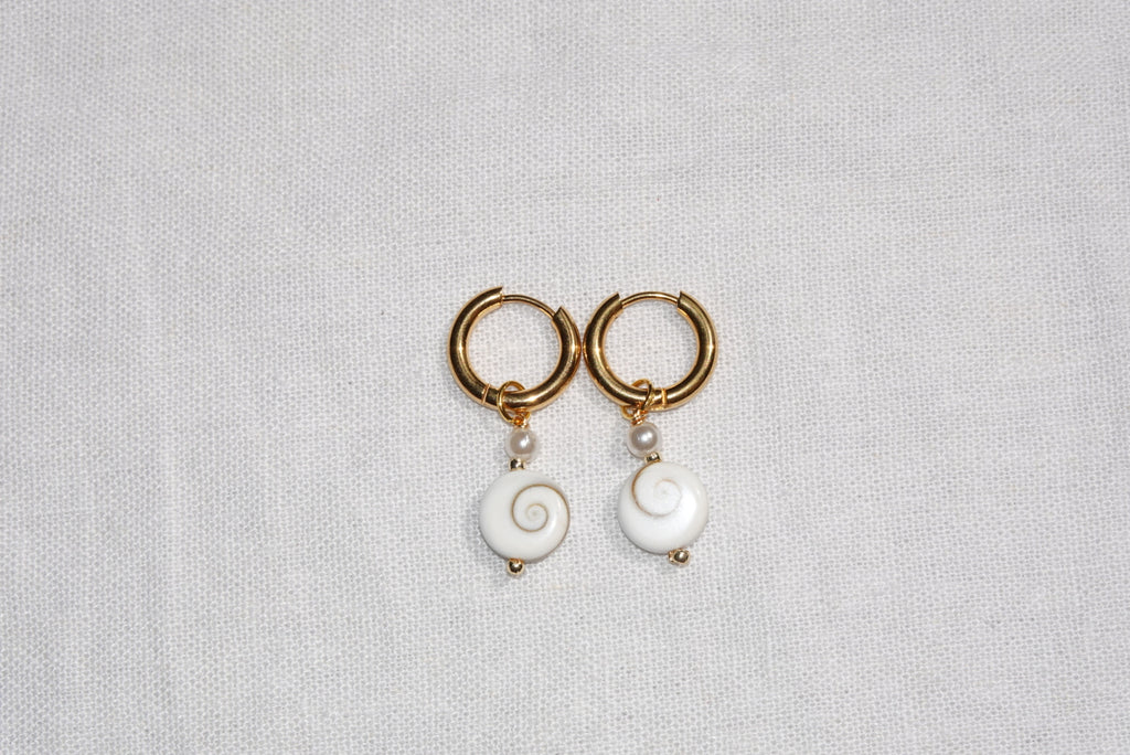 Calypso Shiva Shell Hoops - large - gold