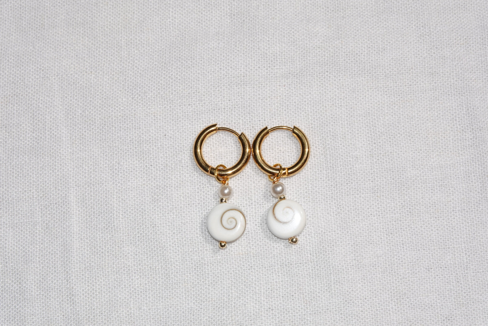 Calypso Shiva Shell Hoops - large - gold
