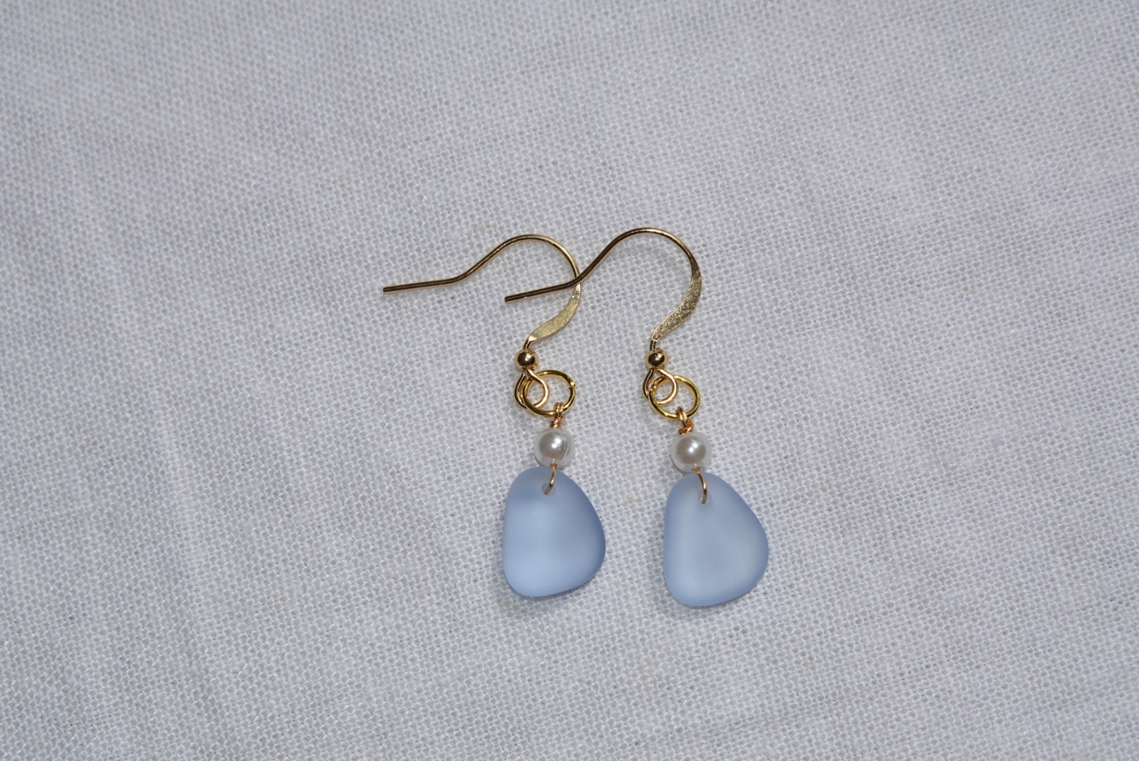Light Lila Blue Beach Glass Hoops - goldig