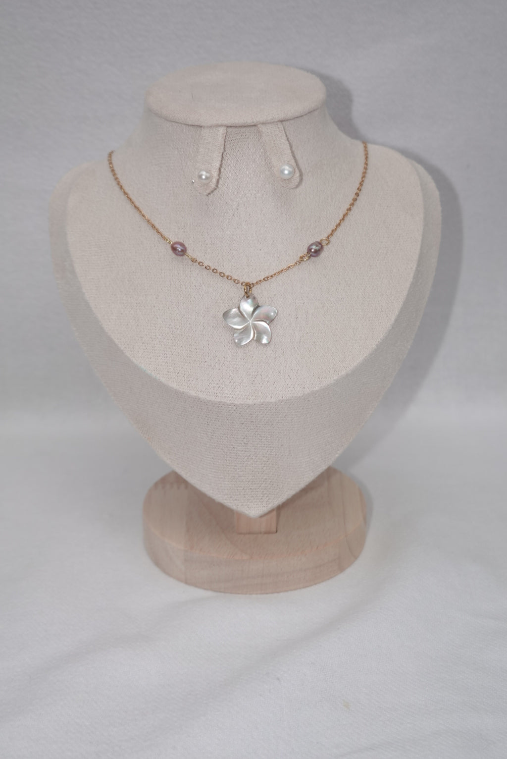 Plumeria Pearl Necklace Grey - gold