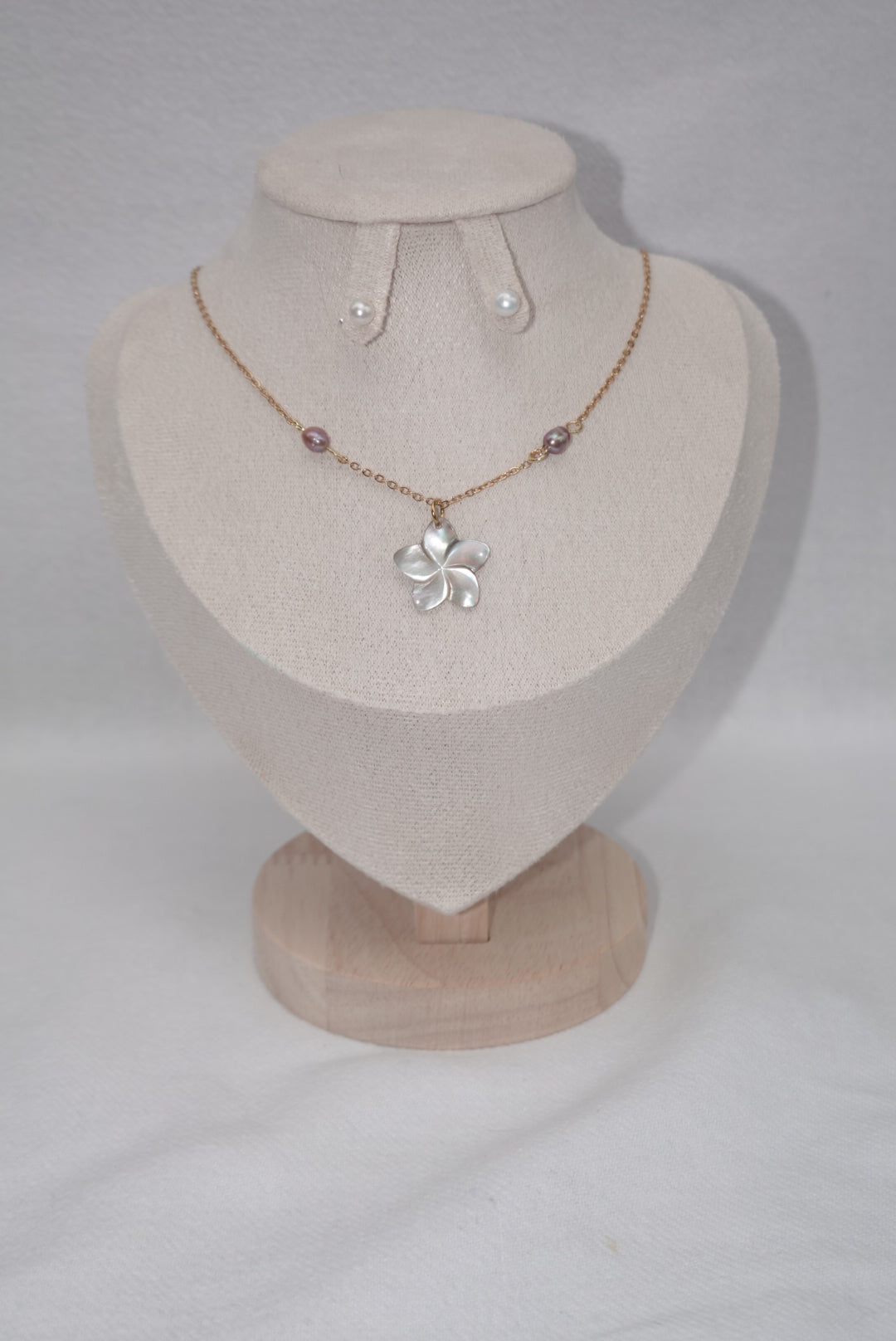 Plumeria Pearl Necklace Grey - gold