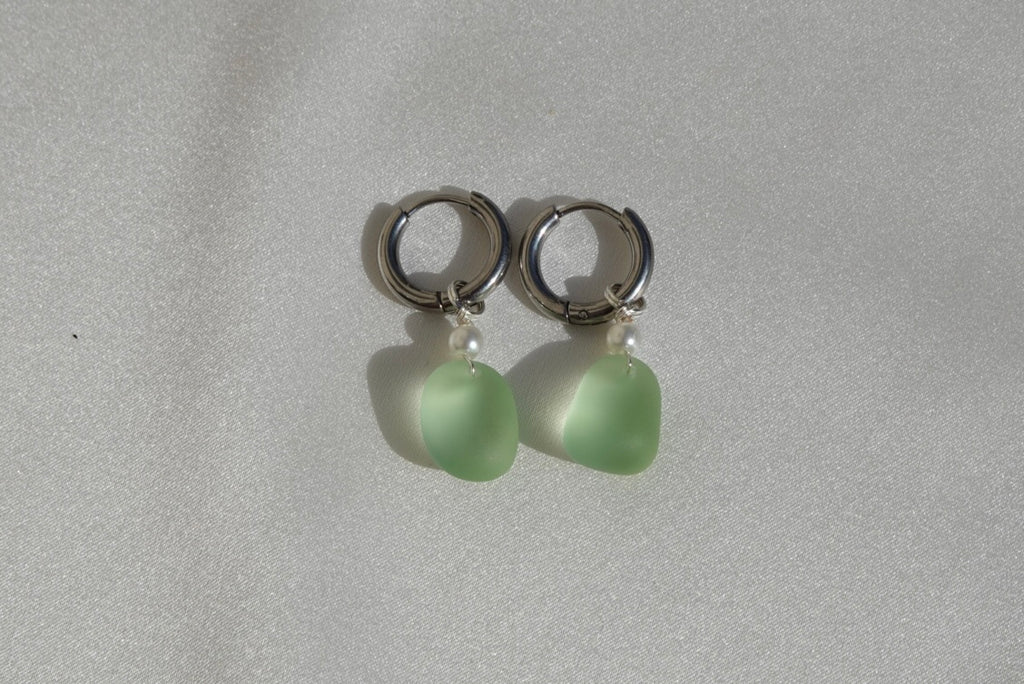 Light Green Beach Glass Hoops - silber
