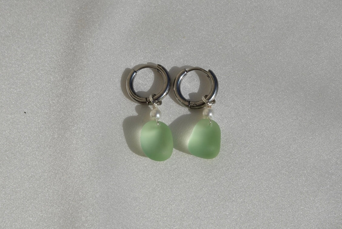 Light Green Beach Glass Hoops - silber
