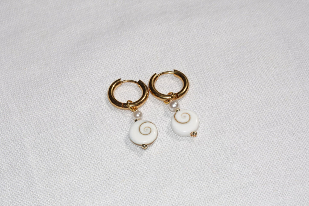 Calypso Shiva Shell Hoops - large - gold