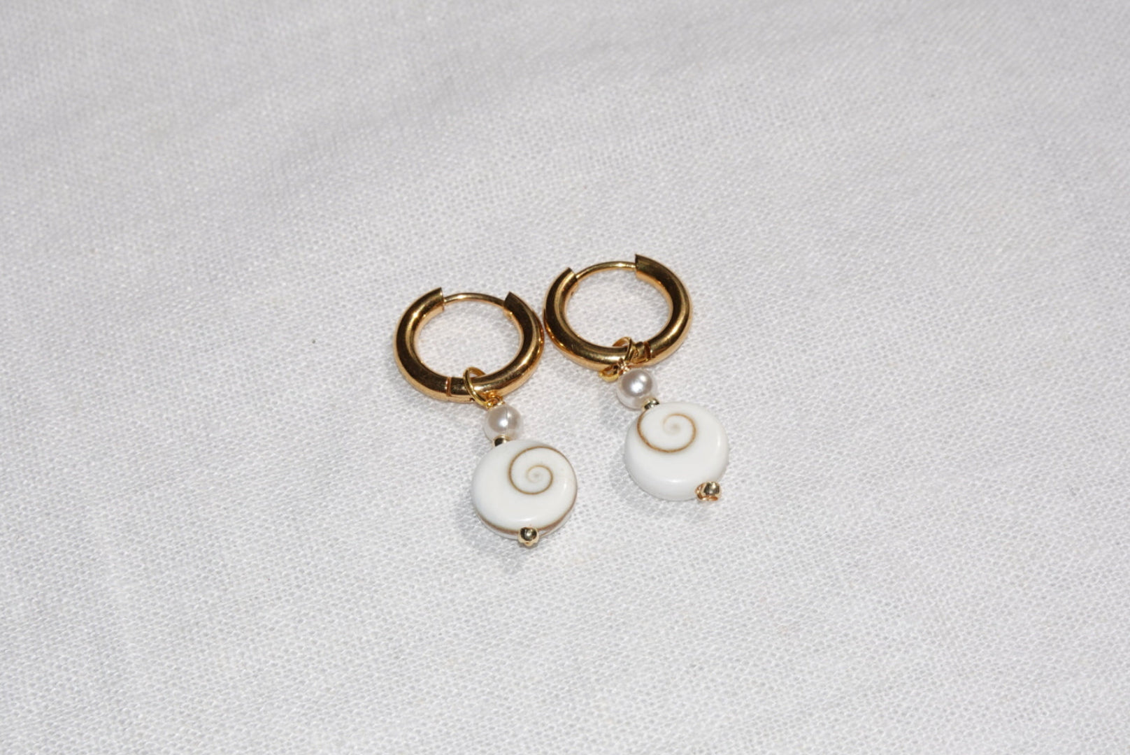 Calypso Shiva Shell Hoops - large - gold
