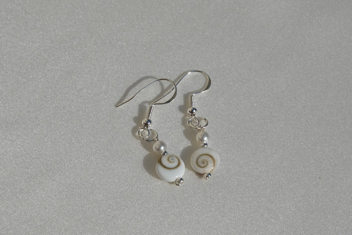 Calypso Shiva Shell Hoops ~ medium - silber