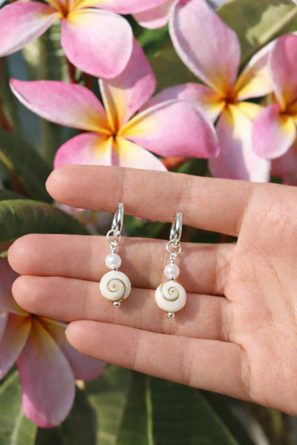 Calypso Shiva Shell Hoops ~ medium - silber